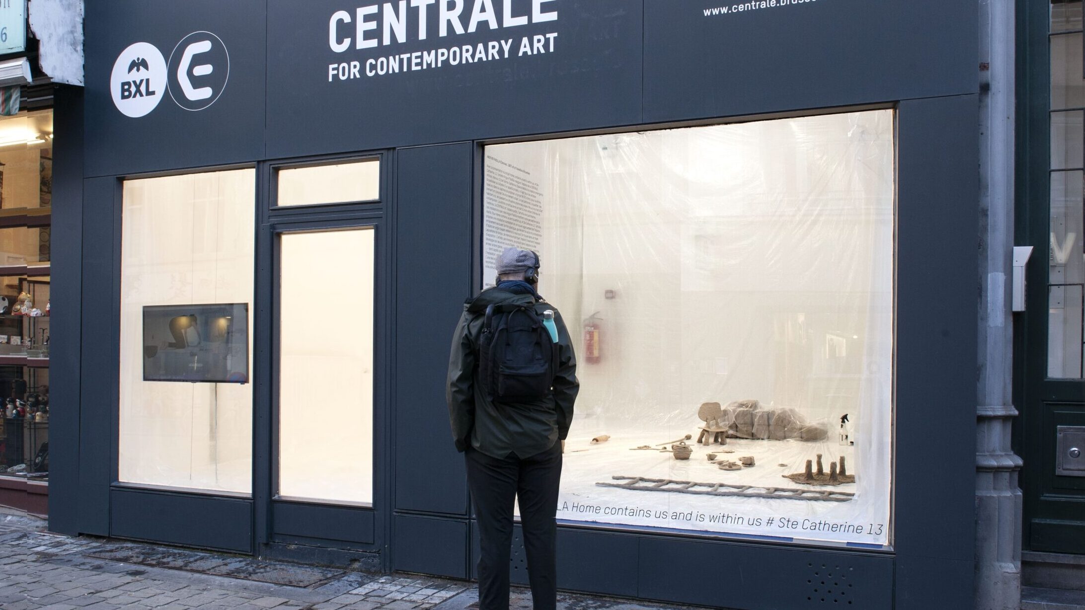 Centrale | vitrine: open call. Someone looks at the vitrine on rue Sainte-Catherine.