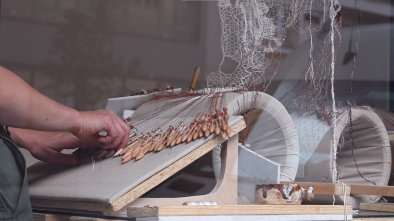 Clepsydre, un métier de dentelle à deux corps, performance en vitrine du 496 Avenue de la Couronne, Ixelles, collaboration avec Aurélie Delimoy, avril 2022
