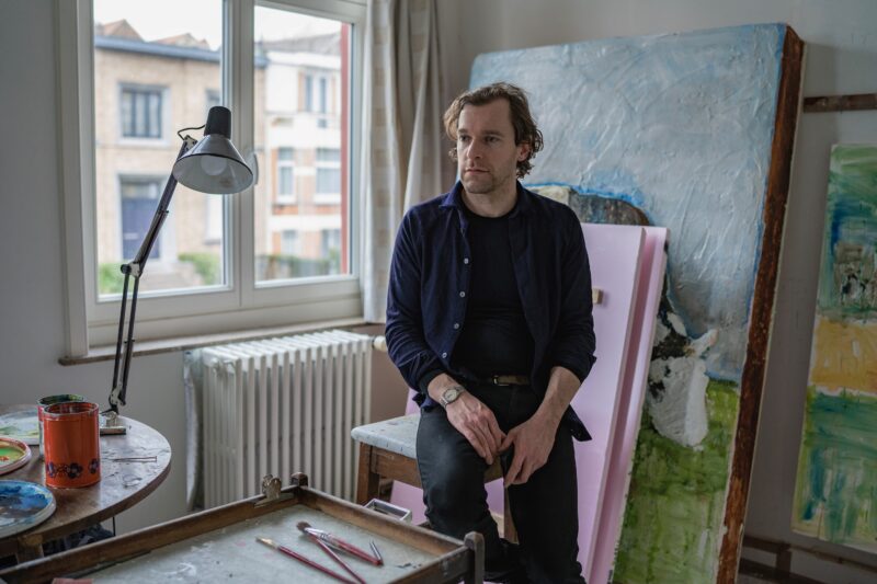 Portrait de l'artiste Yannick Ganseman dans son atelier