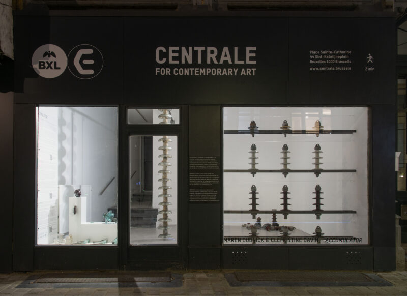 Exposition ACCUMULATOR, Maren Dubnick & Clémentine Davin, Centrale | vitrine, vue depuis la rue Sainte-Catherine