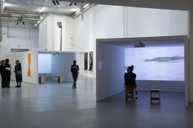 Les curatrices Colette Dubois et Tania Nasielski dans l'espace de l'exposition Michel Couturier - la friche la galaxie